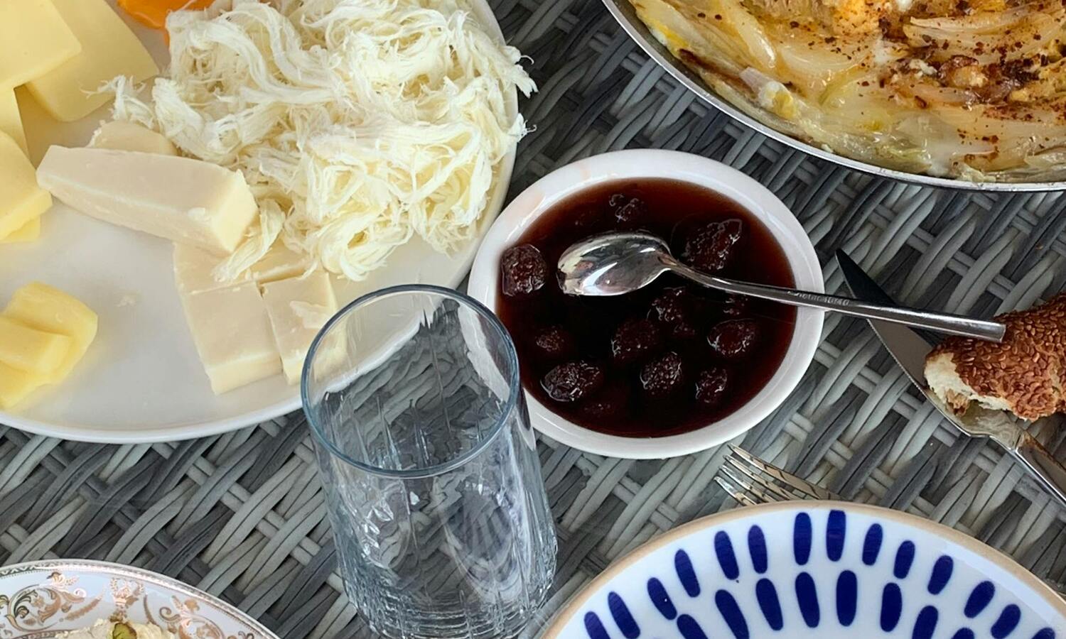 Üçel Garden için serpme kahvaltı masası görseli