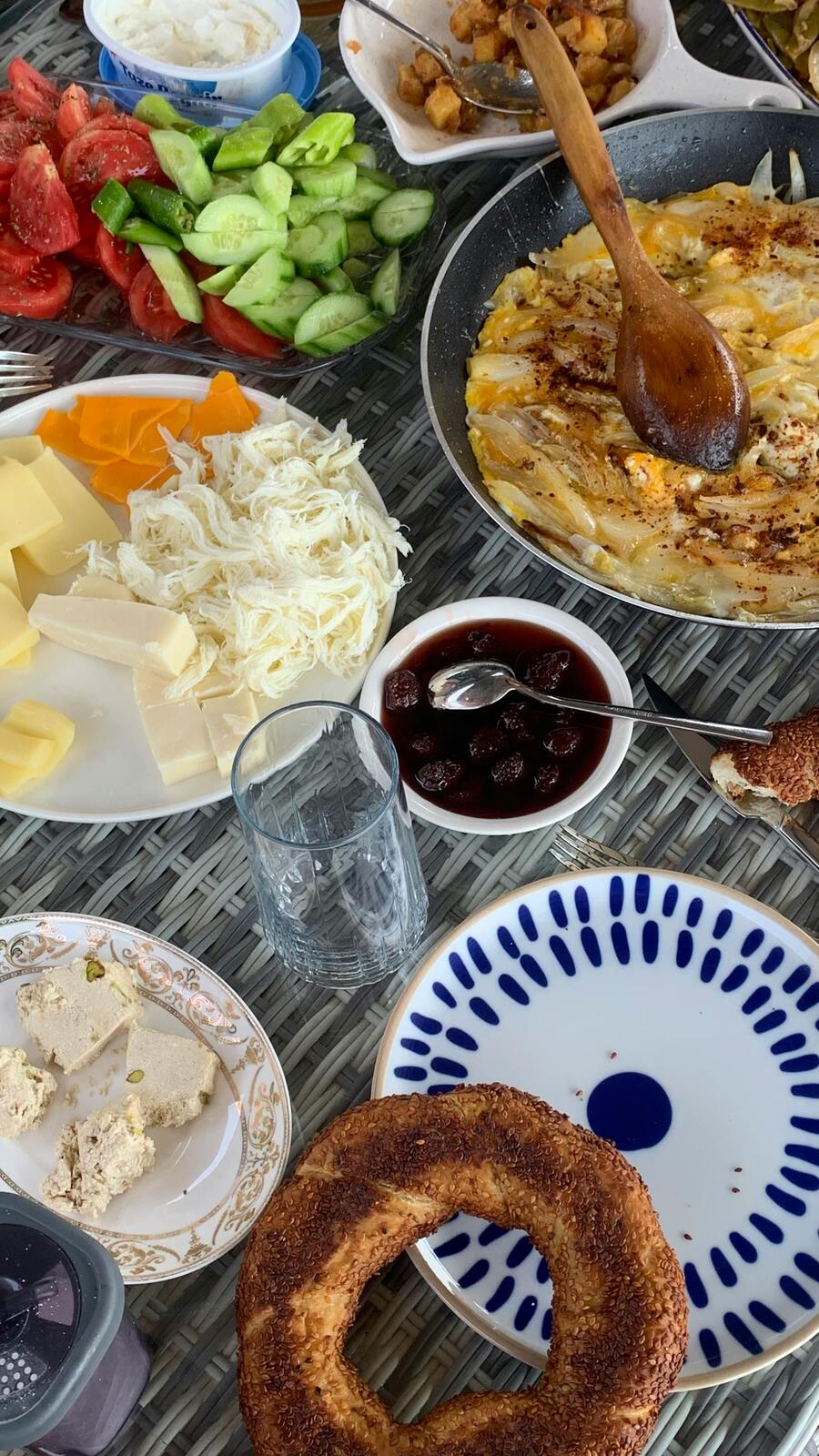 Üçel Garden için serpme kahvaltı sofrası